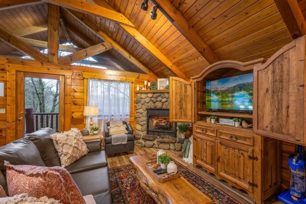 Log Cabin, Hot Tub, Fireplace, Pool Table & Views! Sevierville Esterno foto