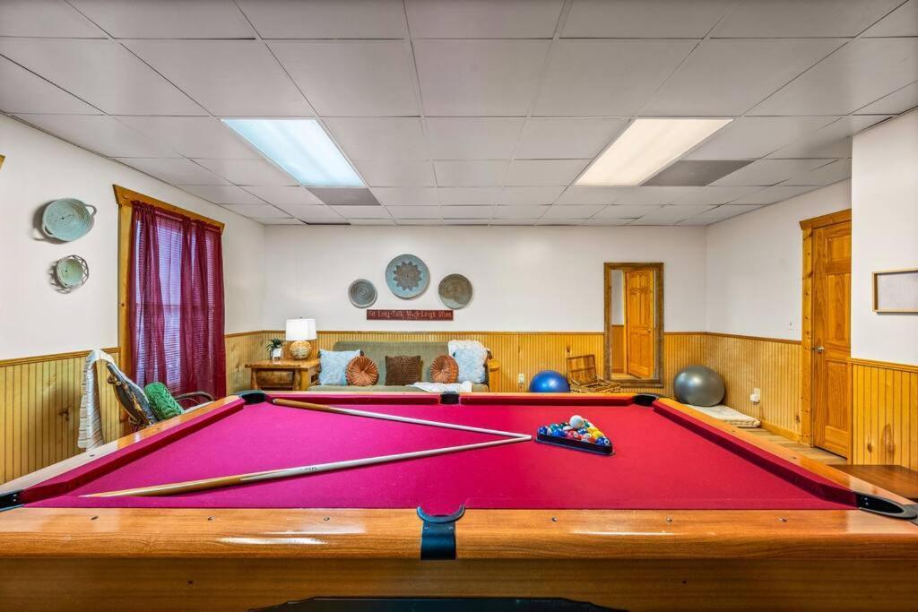 Log Cabin, Hot Tub, Fireplace, Pool Table & Views! Sevierville Esterno foto