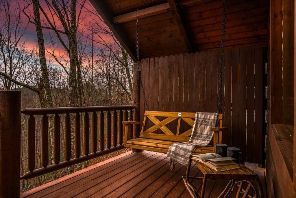 Log Cabin, Hot Tub, Fireplace, Pool Table & Views! Sevierville Esterno foto