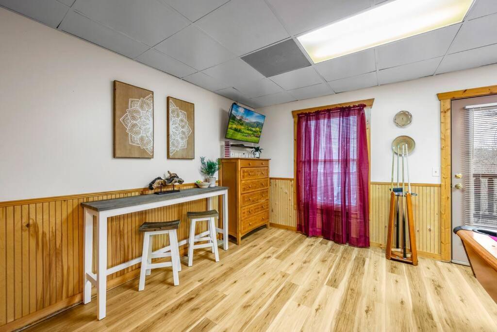 Log Cabin, Hot Tub, Fireplace, Pool Table & Views! Sevierville Esterno foto