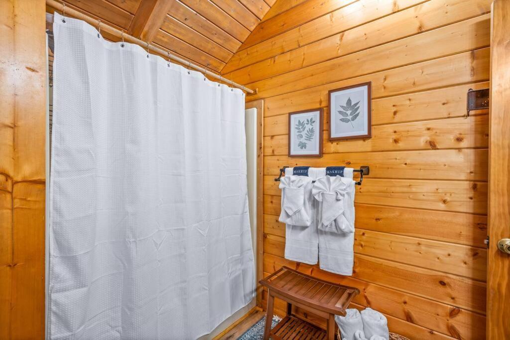 Log Cabin, Hot Tub, Fireplace, Pool Table & Views! Sevierville Esterno foto