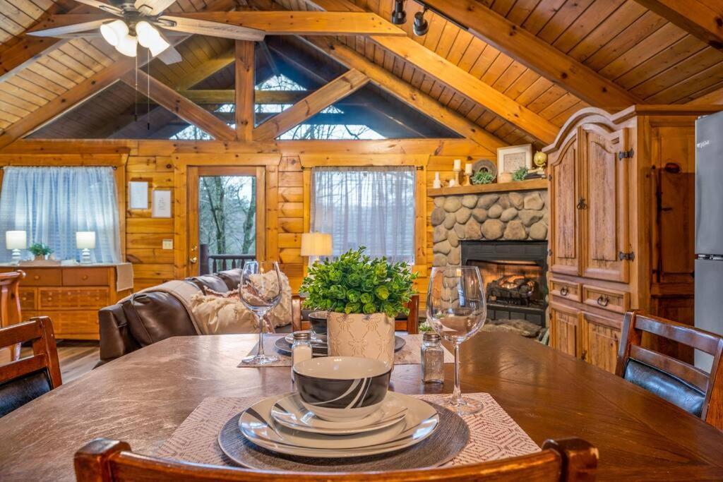 Log Cabin, Hot Tub, Fireplace, Pool Table & Views! Sevierville Esterno foto
