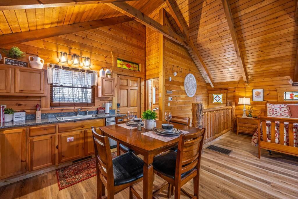 Log Cabin, Hot Tub, Fireplace, Pool Table & Views! Sevierville Esterno foto