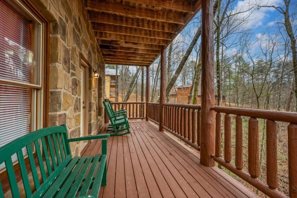 Log Cabin, Hot Tub, Fireplace, Pool Table & Views! Sevierville Esterno foto