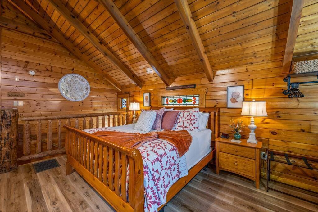 Log Cabin, Hot Tub, Fireplace, Pool Table & Views! Sevierville Esterno foto