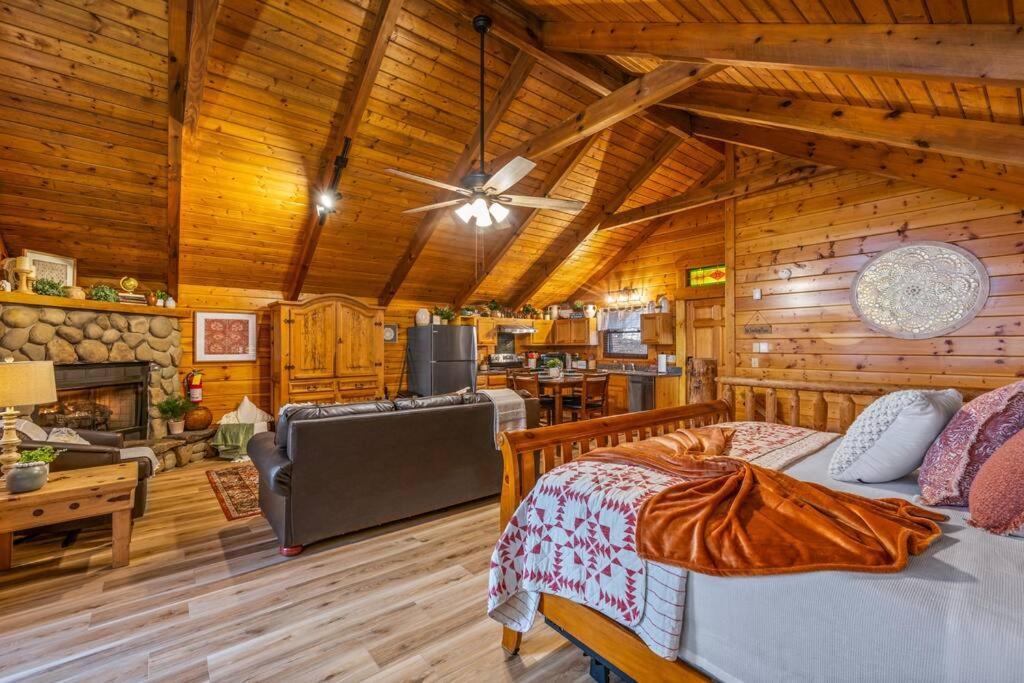 Log Cabin, Hot Tub, Fireplace, Pool Table & Views! Sevierville Esterno foto