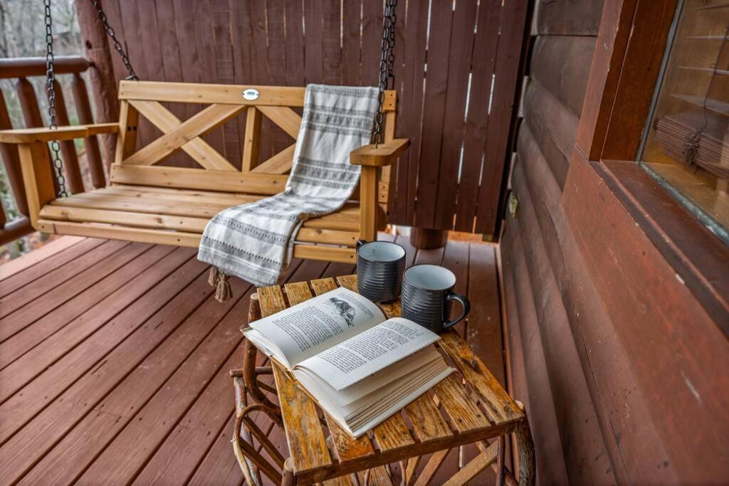Log Cabin, Hot Tub, Fireplace, Pool Table & Views! Sevierville Esterno foto