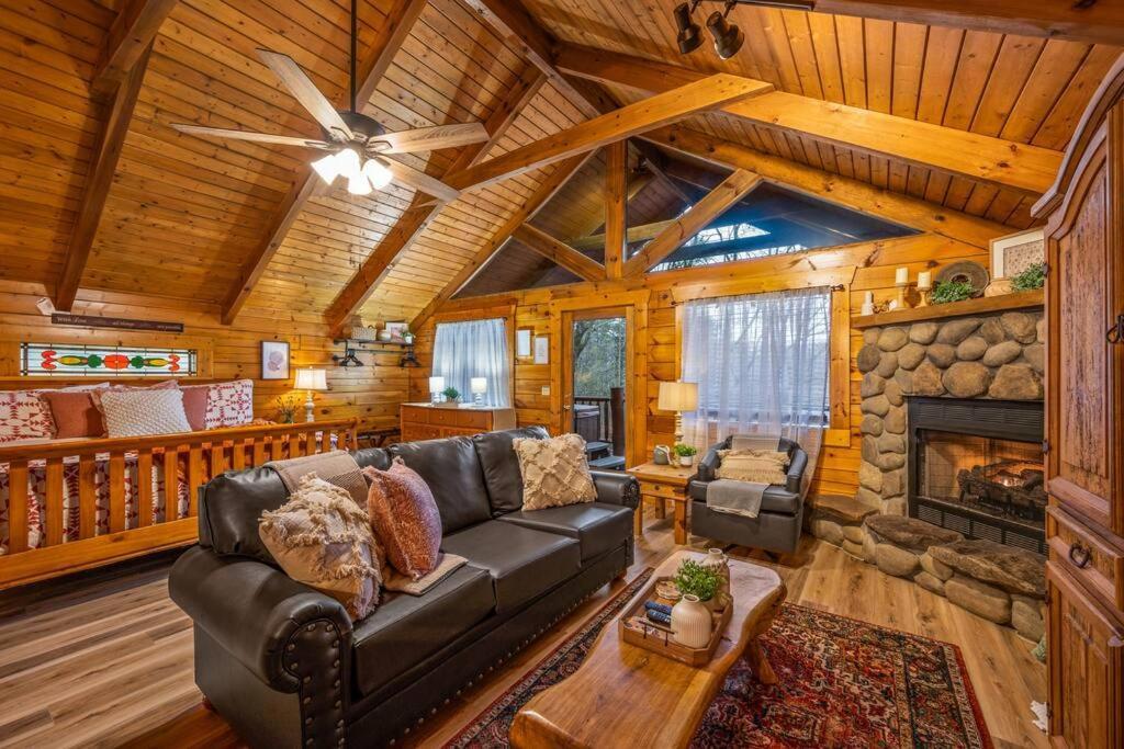Log Cabin, Hot Tub, Fireplace, Pool Table & Views! Sevierville Esterno foto