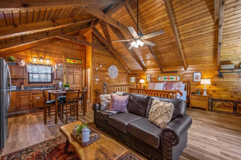 Log Cabin, Hot Tub, Fireplace, Pool Table & Views! Sevierville Esterno foto