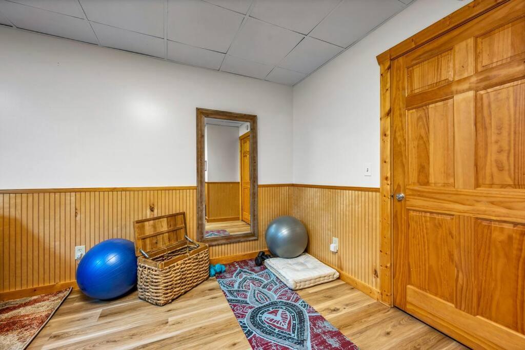 Log Cabin, Hot Tub, Fireplace, Pool Table & Views! Sevierville Esterno foto