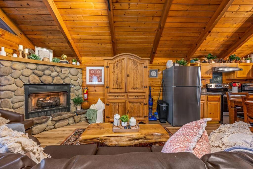 Log Cabin, Hot Tub, Fireplace, Pool Table & Views! Sevierville Esterno foto