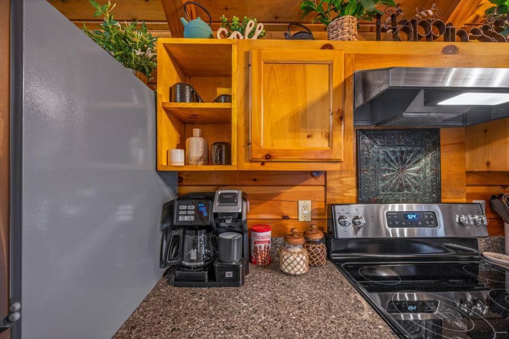 Log Cabin, Hot Tub, Fireplace, Pool Table & Views! Sevierville Esterno foto