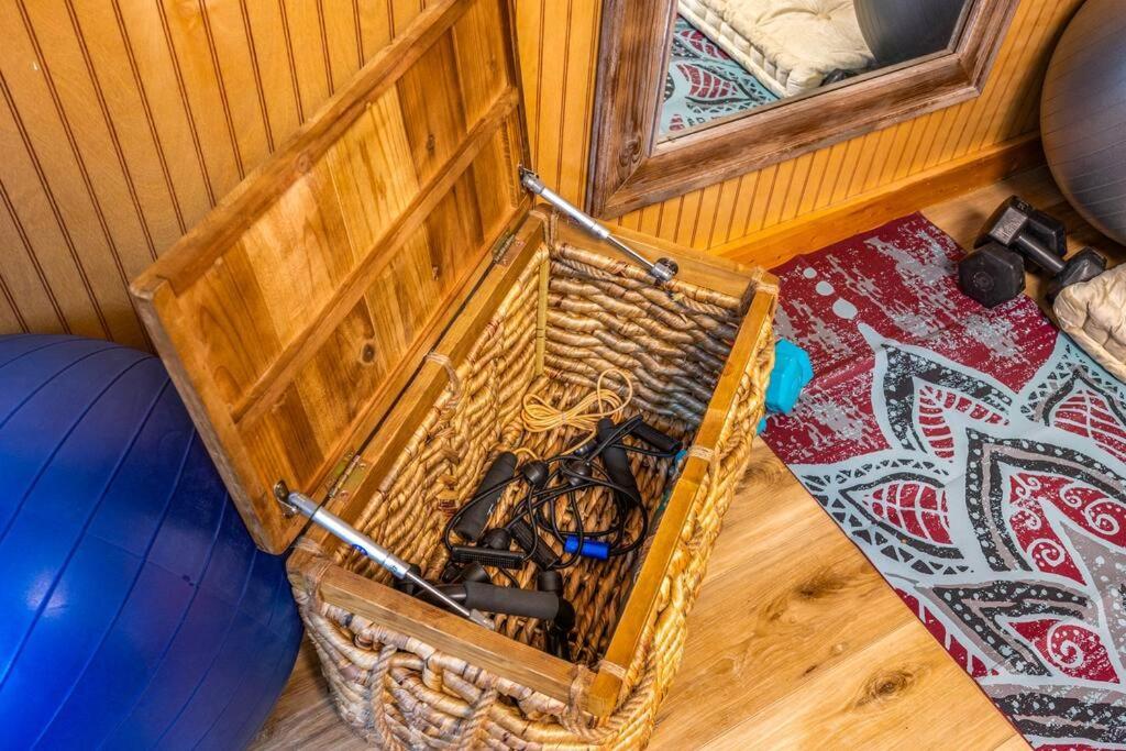 Log Cabin, Hot Tub, Fireplace, Pool Table & Views! Sevierville Esterno foto