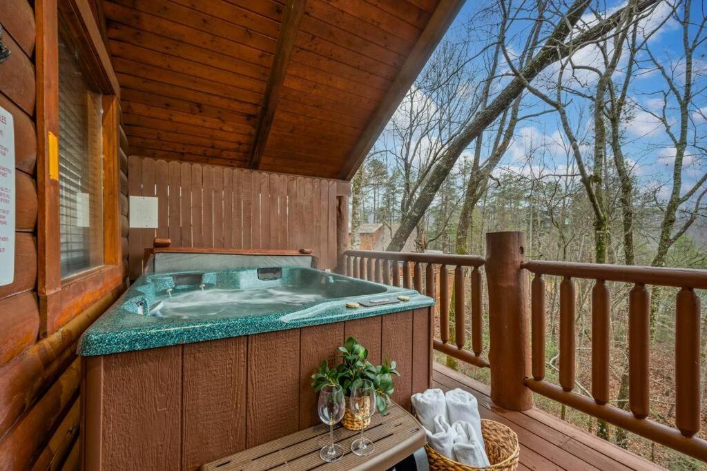Log Cabin, Hot Tub, Fireplace, Pool Table & Views! Sevierville Esterno foto