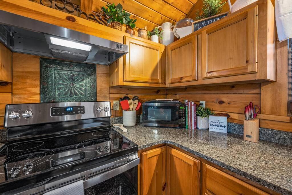 Log Cabin, Hot Tub, Fireplace, Pool Table & Views! Sevierville Esterno foto