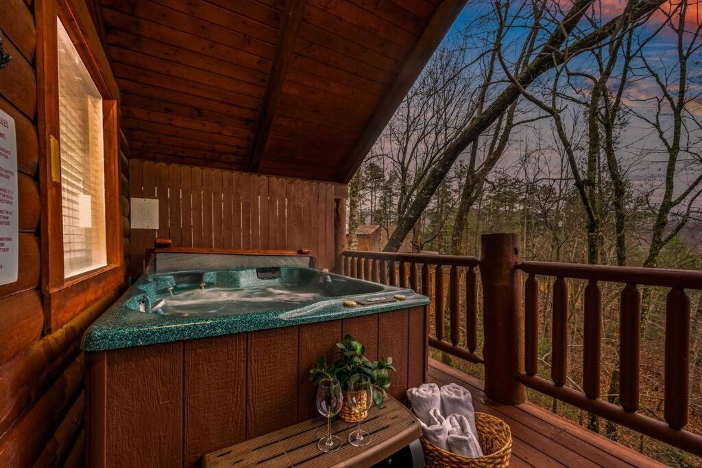 Log Cabin, Hot Tub, Fireplace, Pool Table & Views! Sevierville Esterno foto