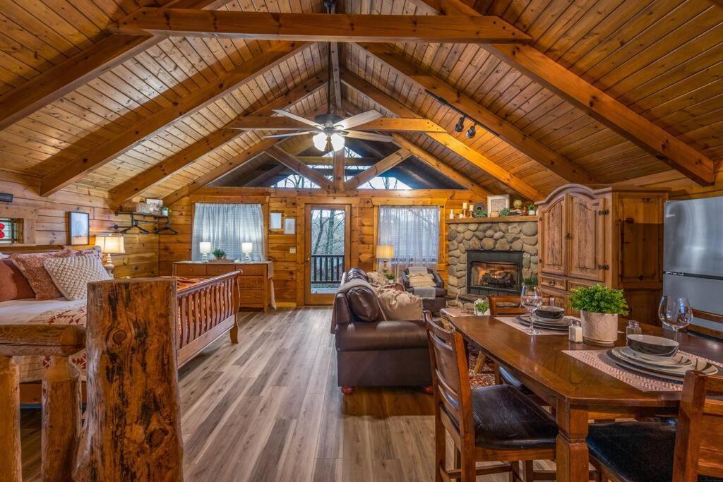 Log Cabin, Hot Tub, Fireplace, Pool Table & Views! Sevierville Esterno foto